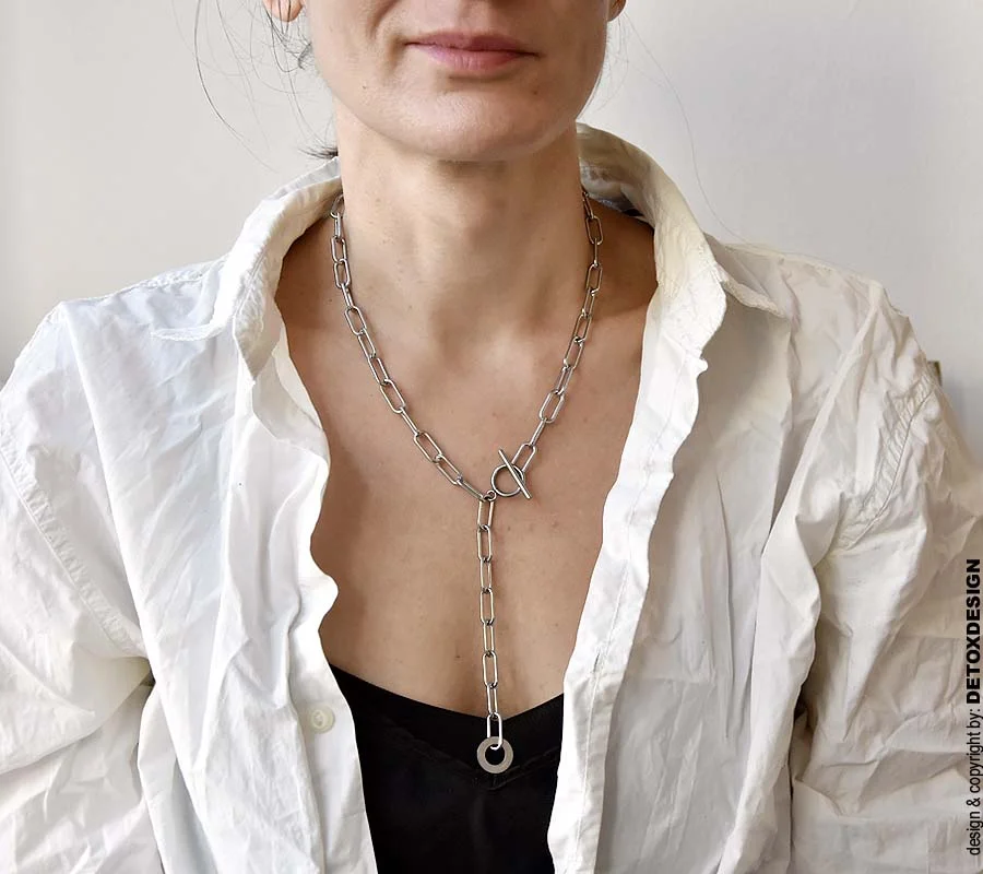 Zdjęcie pokazuje jak intrygujący, oryginalny, zaskakujący i zachwycający jest industrialny naszyjnik łańcuch AOMORI16 i to drugi sposób w jaki możesz go założyć