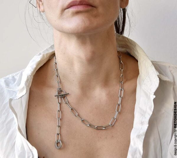 Oryginalny industrialny naszyjnik AOMORI16 możesz nosić na kilka sposobów a to zdjęcie pokazuje jeszcze jeden z nich jak nosi go kobieta na szyi