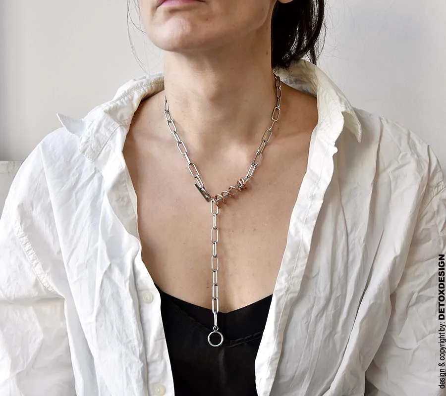 Zobacz jak industrialny oryginalny naszyjnik AOMORI15 intryguje i zachwyca na zdjęciu noszony przez kobietę a to oryginalna biżuteria unisex jaka na prezent