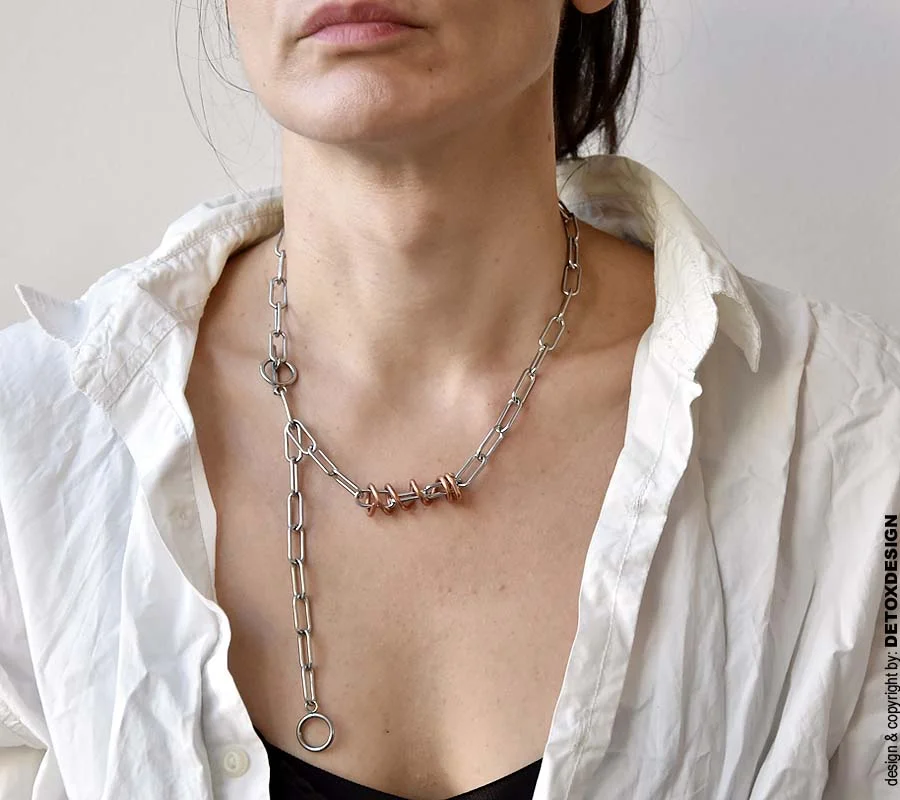 Nasza oryginalna biżuteria autorska intryguje i zachwyca a industrialny oryginalny naszyjnik AOMORI15 widoczny na zdjęciu to kolejny tego przykład