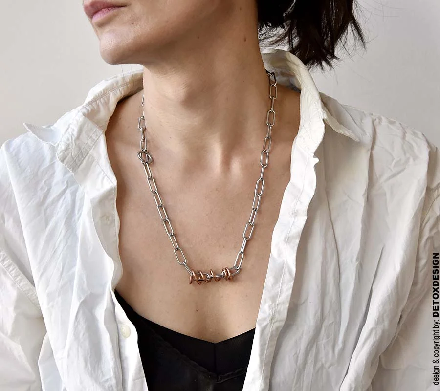 Industrialny oryginalny naszyjnik AOMORI15 możesz nosić na kilka sposobów w tym jako długi naszyjnik i prosty naszyjnik widoczny na zdjęciu