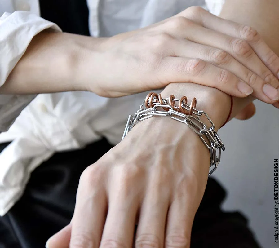 Widok z przodu jak wygląda na kobiecym nadgarstku industrialna bransoletka, w którą możesz zmienić industrialny oryginalny naszyjnik AOMORI15