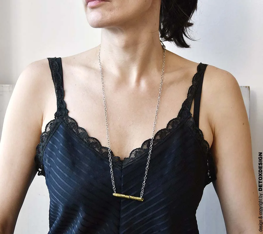 Na zdjęciu noszony przez kobietę zachwycający prosty naszyjnik damski NAGANO26 można nosić na wiele sposobów i to także oryginalna bransoletka