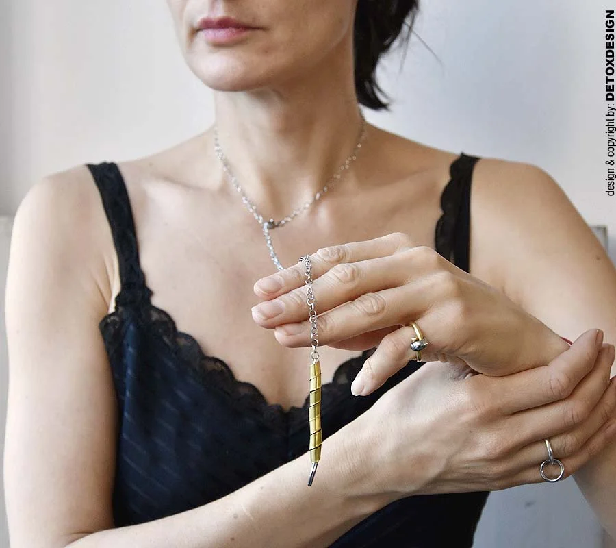 Prosty naszyjnik damski NAGANO26 ma piękny wisior z mosiądzu