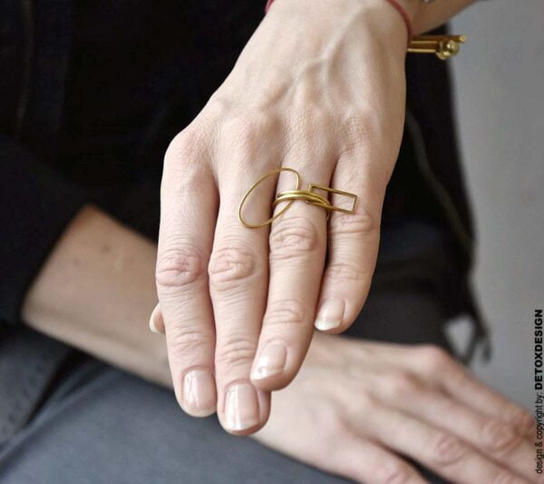 Zobacz na zdjęciu jak nasz autorski pierścionek geometryczny NAGANO70 doskonale wygląda na kobiecej dłoni dlatego, że to oryginalna biżuteria i zawsze modna biżuteria prezent