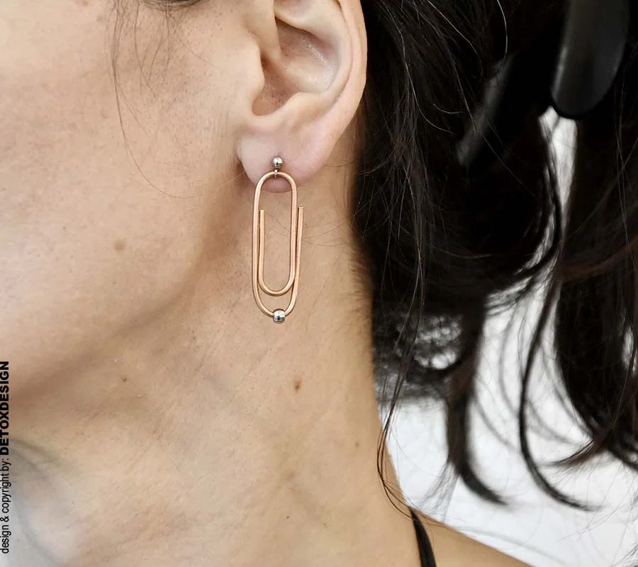 Oryginalne kolczyki NAGANO81 intrygują i zachwycają wszystkich a na zdjęciu miedziany kolczyk na kobiecym uchu wygląda obłędnie jaka biżuteria prezent
