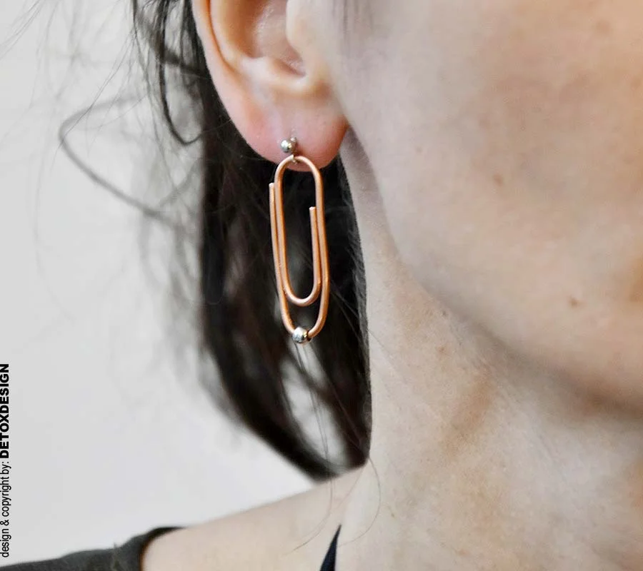 Oryginalne miedziane industrialne lekkie kolczyki autorskie NAGANO81 zachwycają bo to oryginalna i modna biżuteria autorska.