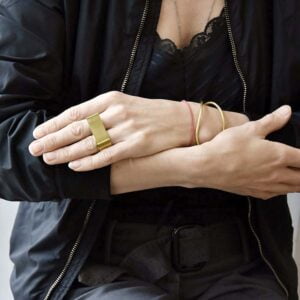 Na zdjęciu zachwycający, minimalistyczny pierścionek NAGANO72 wygląda obłędnie na kobiecej dłoni jaka biżuteria modna prezent