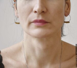 Minimalistyczne lekkie kolczyki koła Nagano82 z mosiężną spiralą zdobiące uszy projektantki DETOXDESIGN.