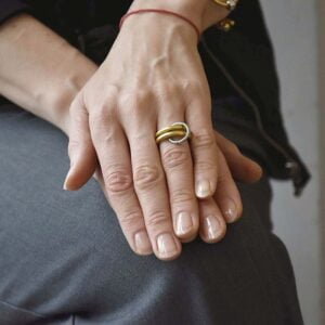 Minimalistyczny pierścionek NAGANO77 na zdjęciu zachwyca na kobiecym palcu bo to szlachetnie prosty pierścionek a nasze oryginalne pierścionki autorskie to zawsze modne pierścionki