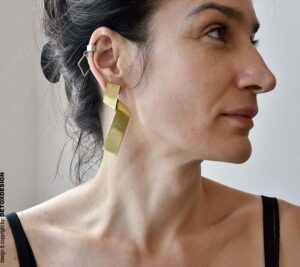 Autorska biżuteria DETOXDESIGN – minimalistyczne kolczyki mosiężne Nagano89 Długie rzeźbiarskie kolczyki mosiężne Nagano89 na profilu projektantki autorskiej marki DETOXDESIGN.