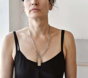 Wyrazisty industrialny naszyjnik łańcuch Aomori18 ze stali chirurgicznej w pierwszej opcji stylizacji na szyi projektantki DETOXDESIGN.