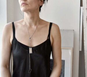 Delikatny minimalistyczny naszyjnik geometryczny Nagano27 ze stali chirurgicznej w pierwszej opcji stylizacji na projektantce DETOXDESIGN.