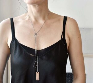 Delikatny naszyjnik geometryczny Nagano27 ze stali chirurgicznej w drugiej stylizacji z zawieszkami na podobnej wysokości na projektantce DETOXDESIGN.