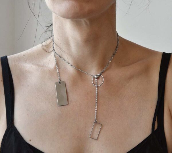 Na tym zdjęciu na kobiecej szyi widać obłędny minimalistyczny naszyjnik geometryczny NAGANO27 i jak widać to nie tylko długi naszyjnik bo można go nosić również jako krótki naszyjnik przy szyi