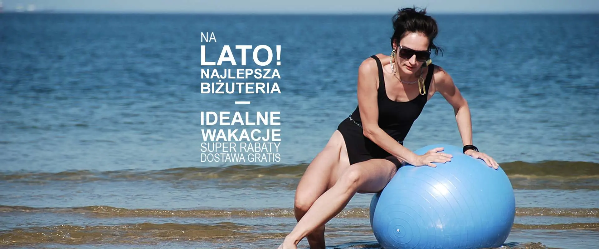 Kobieta na plaży w autorskiej biżuterii damskiej DETOXDESIGN – letnia kolekcja i wakacyjne rabaty