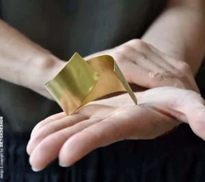 Geometryczna bransoletka mosiężna Nagano44 prezentowana w dłoni, zbliżenie na formę