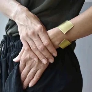 Szlachetnie prosta, minimalistyczna bransoletka mosiężna NAGANO44 widoczna na tym zdjęciu zachwyca na kobiecym nadgarstku.