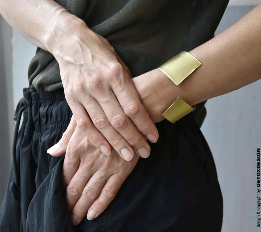 Szlachetnie prosta, minimalistyczna bransoletka mosiężna NAGANO44 widoczna na tym zdjęciu zachwyca na kobiecym nadgarstku.